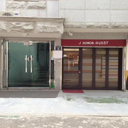 J-Honor Guesthouse