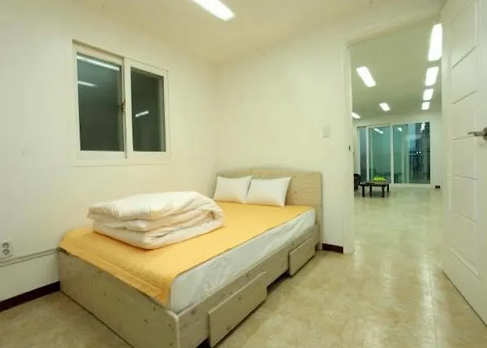 J-honor Hotel *