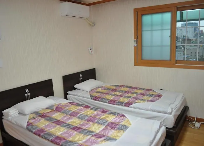 J-honor Hotel *